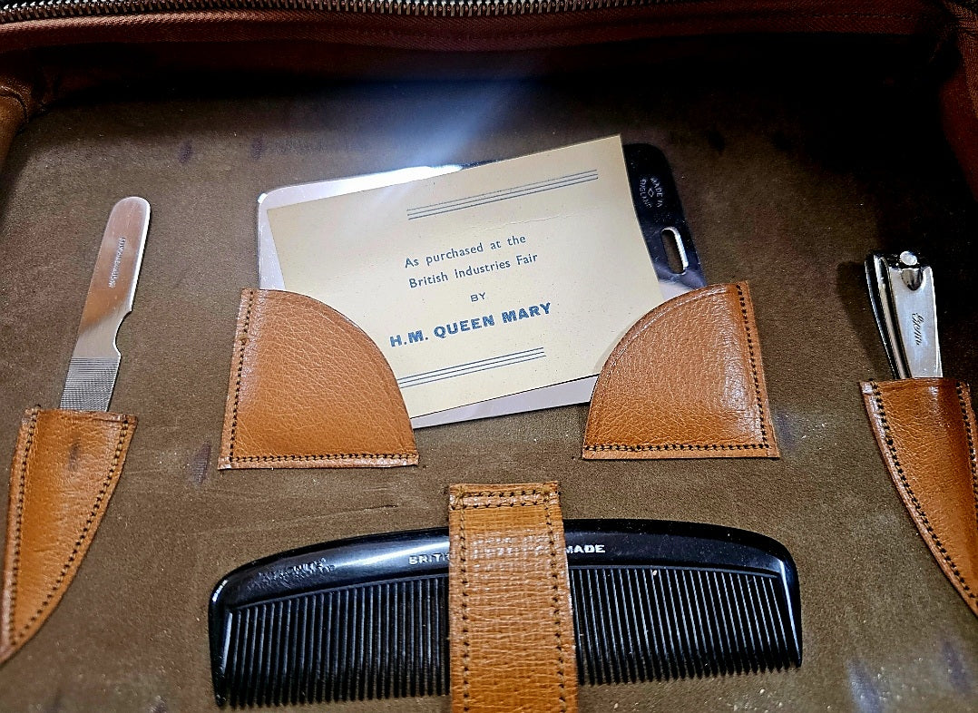VINTAGE TOILETRY SET