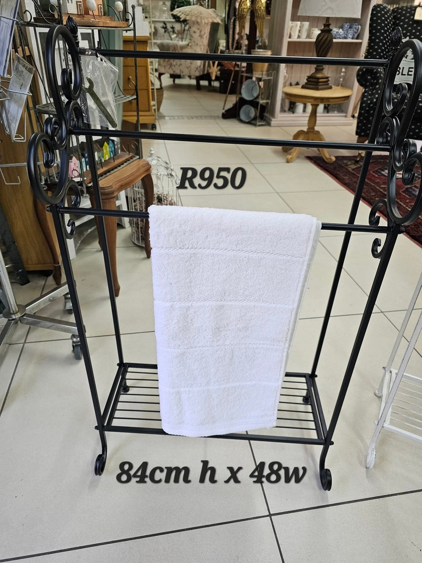Standing towel rack
