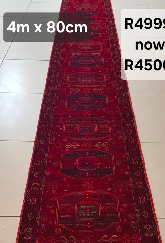 Red 4 m runner