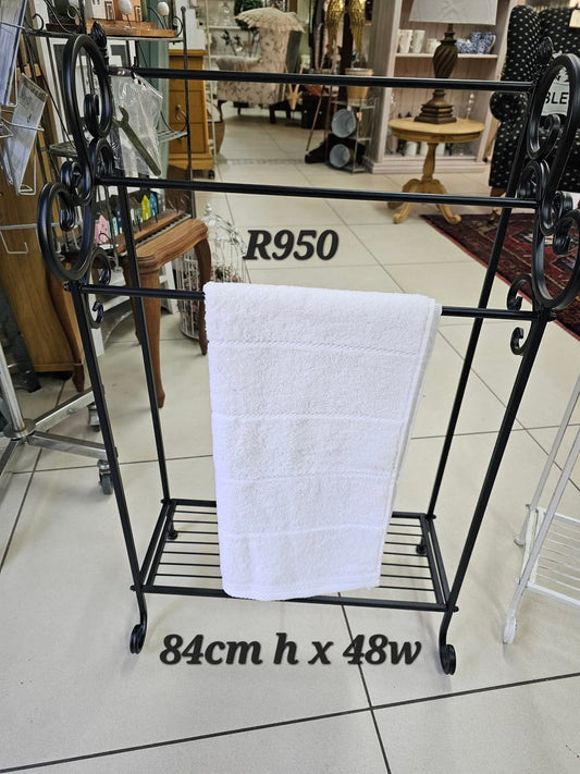 Standing towel rack